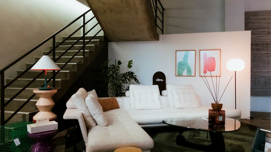 Không gian làm việc với bảng giá và mẫu decor giúp đối tác dễ hình dung chính sách nhập hàng