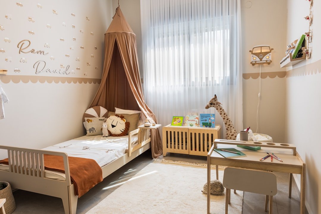 Trang Trí Tường Phòng Bé: 10 Cách Phối Màu Và Tạo Góc Nhìn Vui Mắt Cho Con 7 Góc nghỉ ngơi của bé với ánh sáng dịu giúp màu tường trở nên ấm áp và dễ chịu hơn