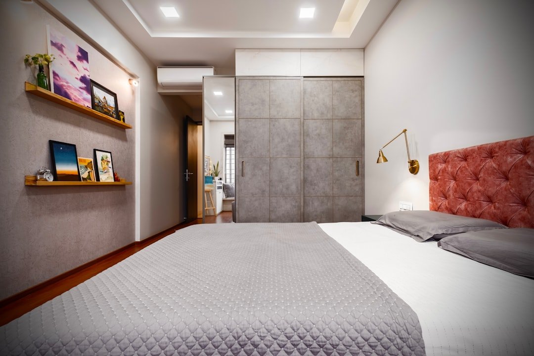 Phòng ngủ nhỏ với lưu trữ sát tường giúp giữ sự gọn gàng và cảm giác nghỉ ngơi dễ chịu