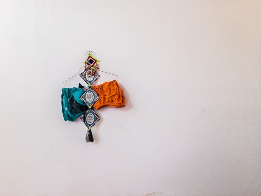 Trang Trí Tường Nhà Handmade: 9 Ý Tưởng Độc Lạ, Dễ Ứng Dụng Và Giúp Không Gian Có Hồn Hơn 5 Nhà nhỏ vẫn có thể treo handmade đẹp nếu giữ bố cục gọn và nhẹ mắt