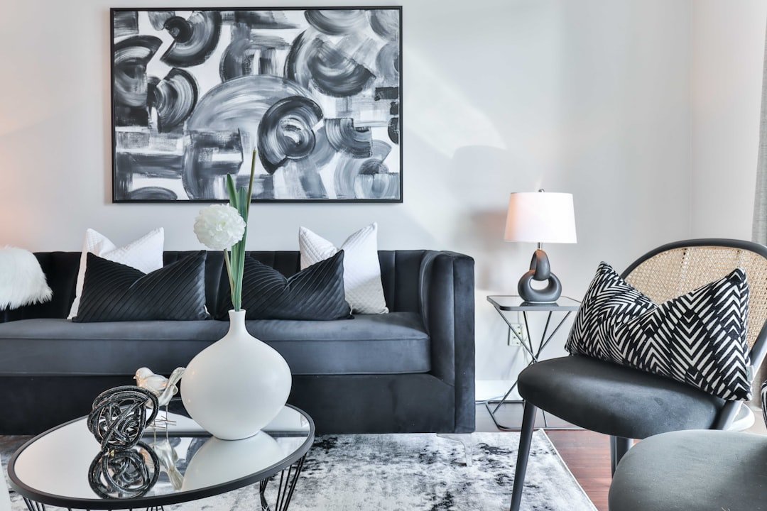 Mảng tường sau sofa phối trắng đen giúp phòng khách có điểm nhấn và bố cục rõ hơn