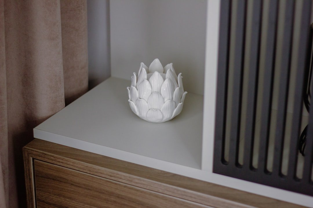 Tượng decor nhỏ giúp kệ để tường có một điểm nhấn cá tính nhưng vẫn gọn mắt