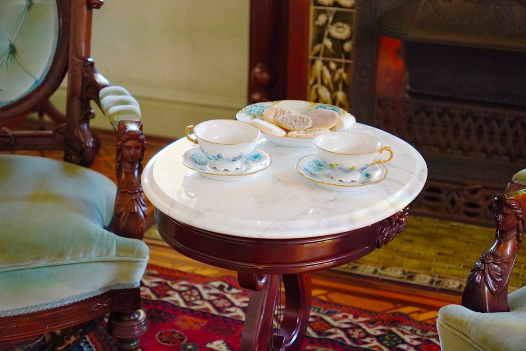 Trang Trí Phòng Khách Tiệc Cưới: 9 Gợi Ý Để Không Gian Tại Nhà Vừa Ấm Cúng Vừa Lên Ảnh Đẹp 6 Bàn tiếp khách ngày cưới nên gọn, sáng và đủ thanh lịch để vừa đẹp vừa tiện sử dụng