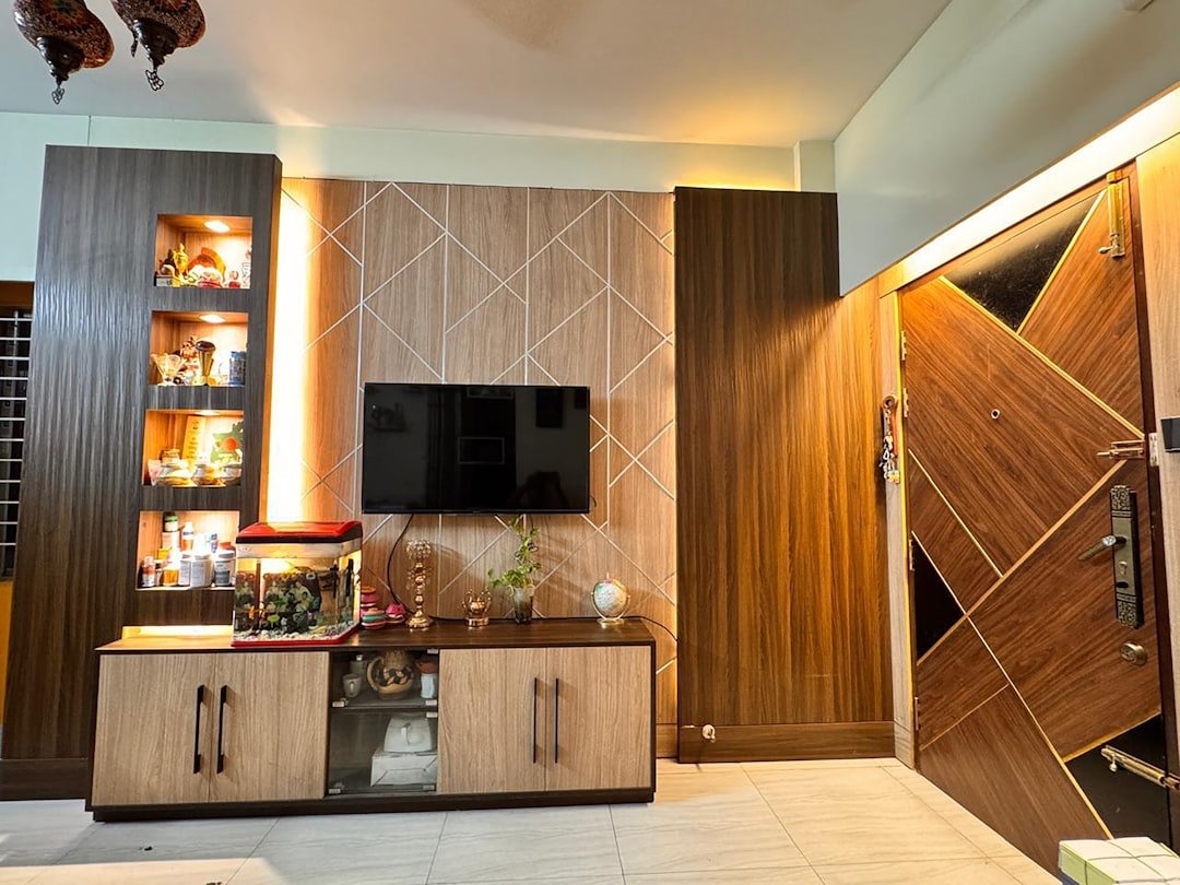 Các ô trang trí theo nhịp hình học giúp bức tường phòng khách có cấu trúc rõ và dễ nhìn hơn