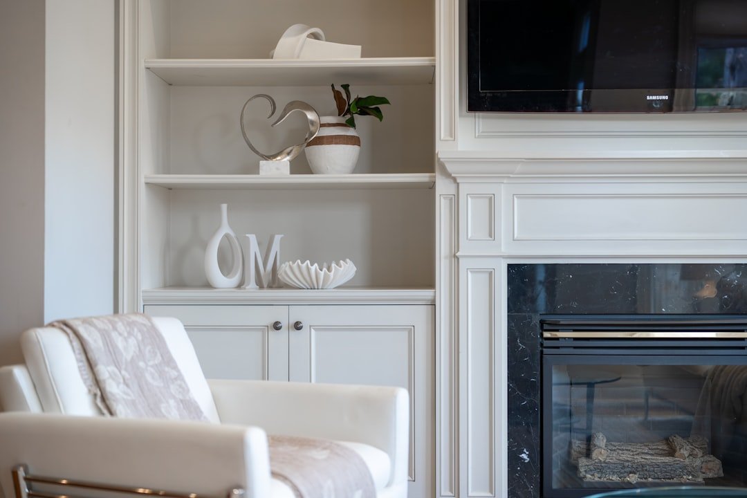 Một chiếc kệ để tường được decor gọn và có điểm nhấn giúp góc nhà trông có gu hơn