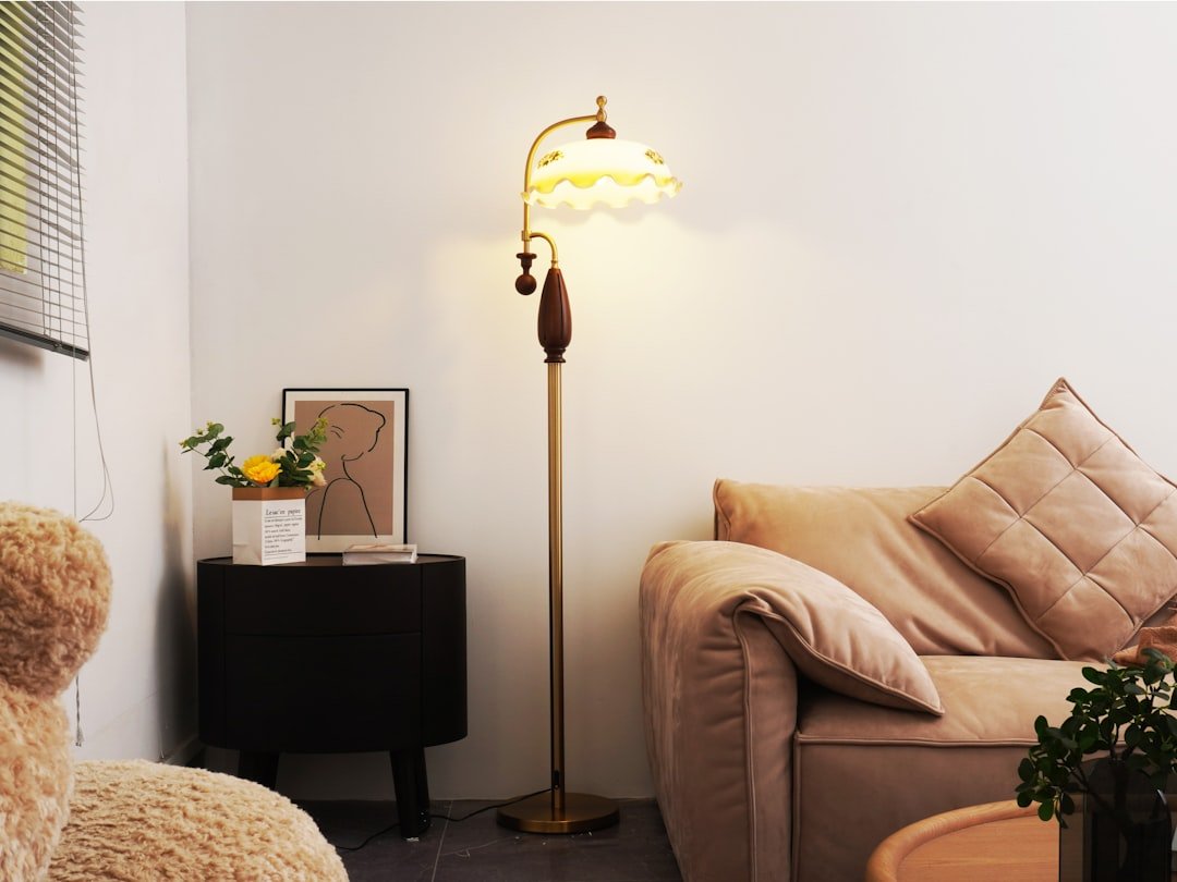 Những Món Đồ Decor Trang Trí Hút Tài Lộc Vào Nhà: 9 Gợi Ý Đẹp Và Có Ý Nghĩa 6 Ánh sáng ấm từ đèn decor giúp không gian sống có chiều sâu và cảm giác ấm cúng hơn