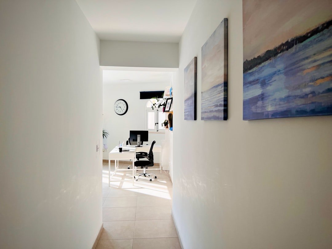 Đồng hồ treo tường tối giản thể hiện gu decor nhẹ nhàng và tinh tế của gia chủ