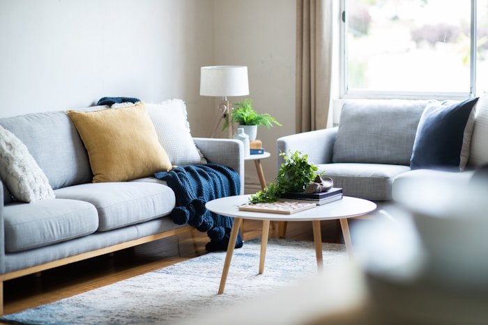 Trang Trí Phòng Khách Bằng Đồ Gỗ: 7 Cách Làm Không Gian Sang Và Ấm Hơn 6 Bàn trà gỗ phối sofa và ánh sáng mềm làm phòng khách ấm áp hơn