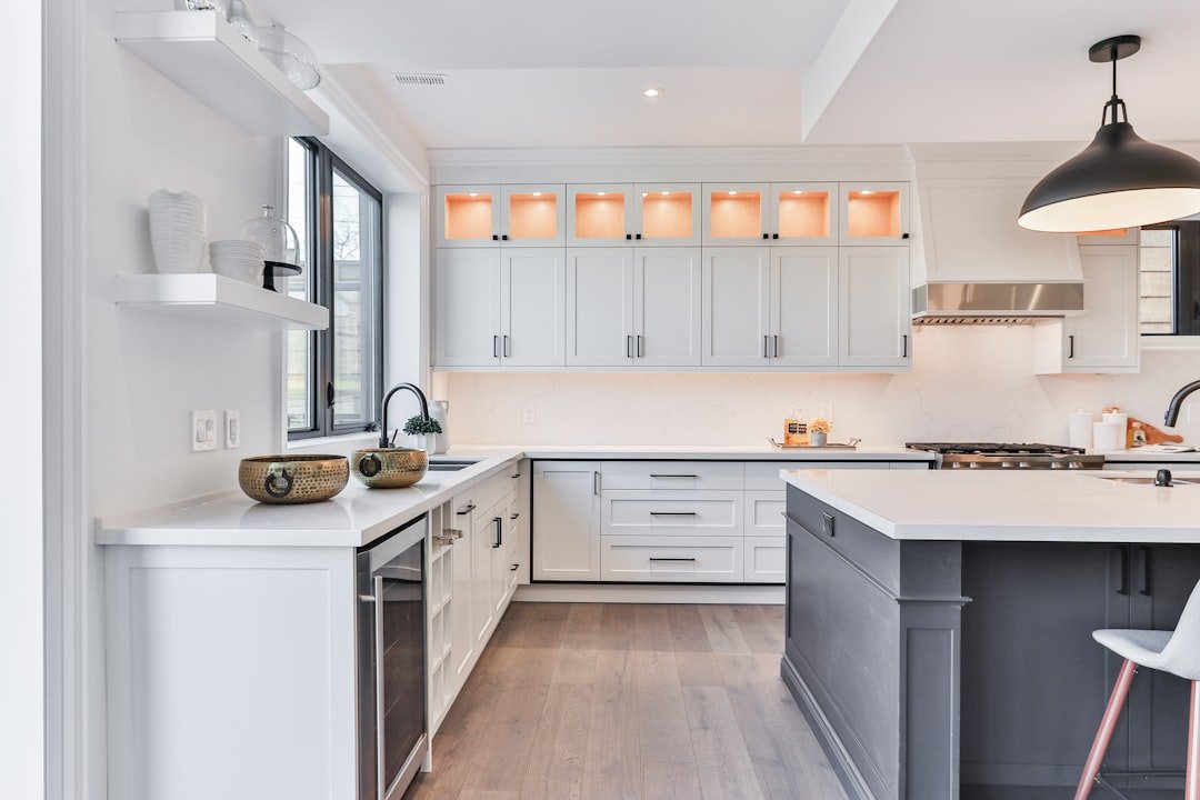 Chỉ 4m2 vẫn có thể làm bếp đẹp, gọn và tiện nghi nếu biết 7 mẹo này 5 Căn bếp nhỏ màu sáng với điểm nhấn nhẹ nhàng