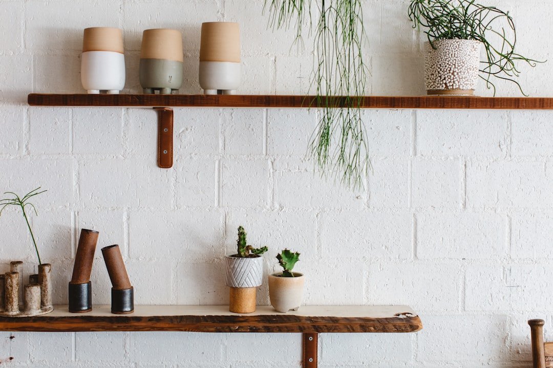 Phụ kiện kệ decor phối theo chất liệu và bảng màu hài hòa