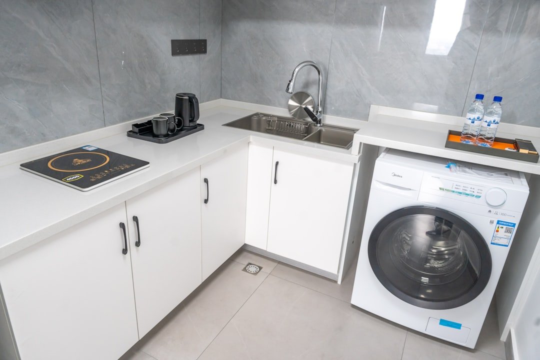 Chỉ 4m2 vẫn có thể làm bếp đẹp, gọn và tiện nghi nếu biết 7 mẹo này 6 Bếp nhỏ có bàn phụ linh hoạt và cách bố trí tiết kiệm diện tích