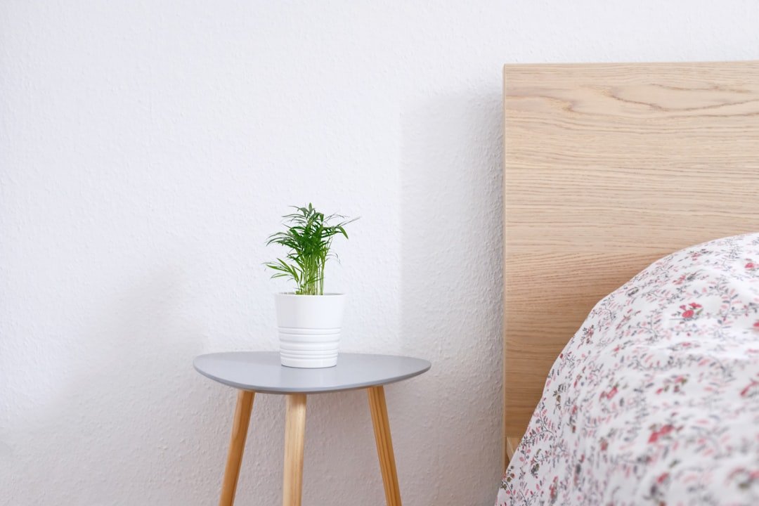 Phòng ngủ đẹp có nhiều chỗ lưu trữ: 7 cách giữ phòng gọn mà vẫn sang 7 Tủ đầu giường gọn giúp phòng ngủ giữ được cảm giác sạch và thư thái