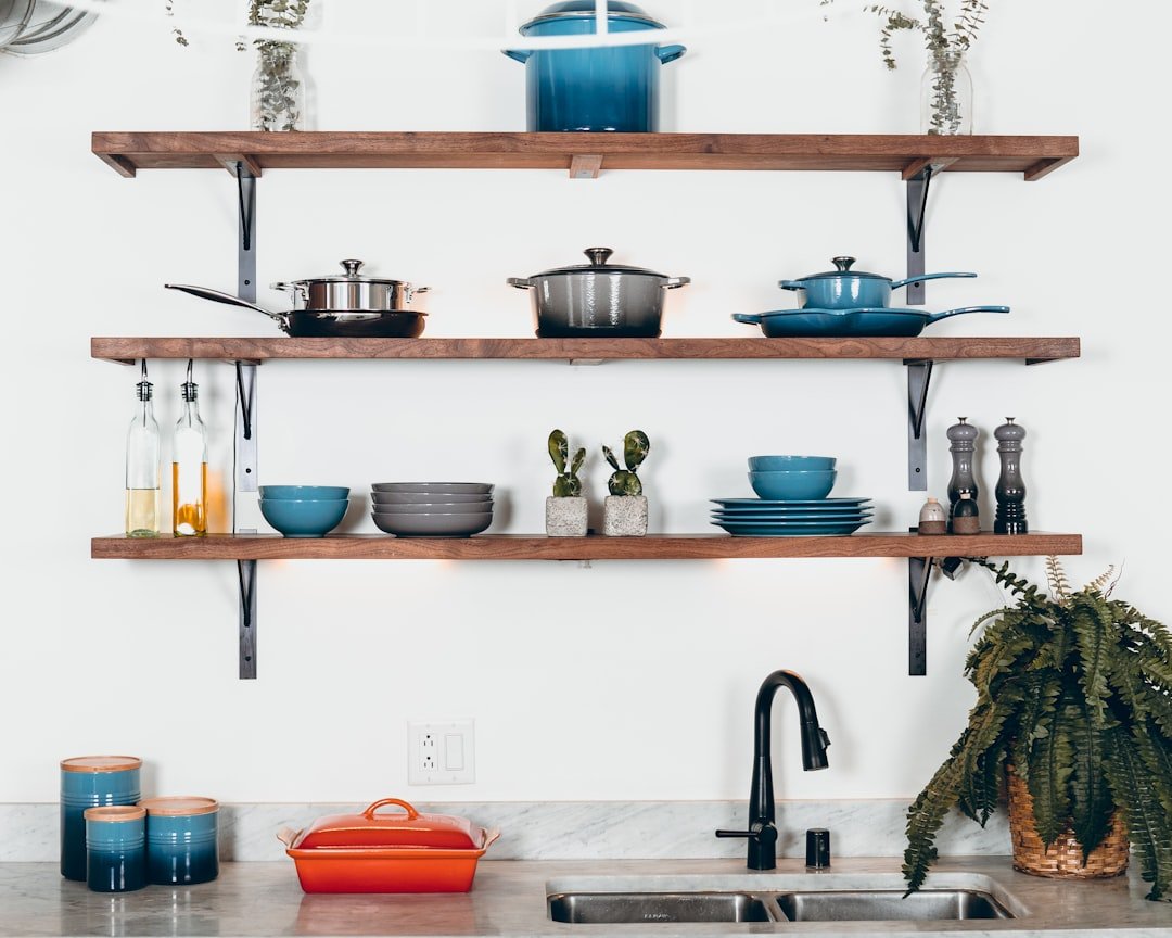 Chỉ 4m2 vẫn có thể làm bếp đẹp, gọn và tiện nghi nếu biết 7 mẹo này 4 Bếp nhỏ dùng kệ treo và tủ cao để tăng lưu trữ