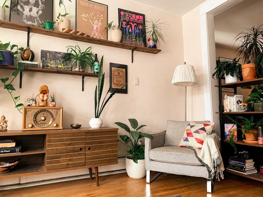 Kệ phòng khách phối màu trung tính đồng bộ với sofa và tường giúp tổng thể hài hòa