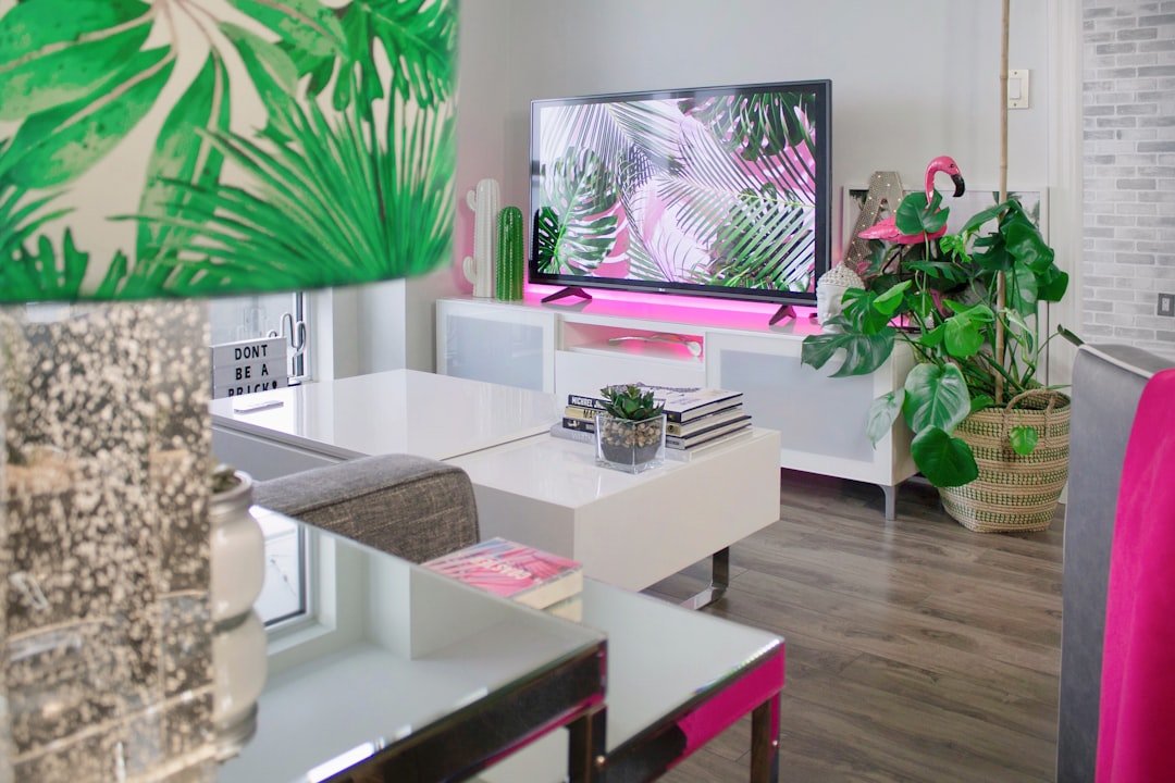 Cây Đá Quý Tài Lộc: Cách Chọn Và Bày Trí Đẹp, Có Ý Nghĩa Cho Nhà Có Gu 5 Kệ console hoặc tủ trang trí là vị trí hợp để đặt cây đá quý tài lộc