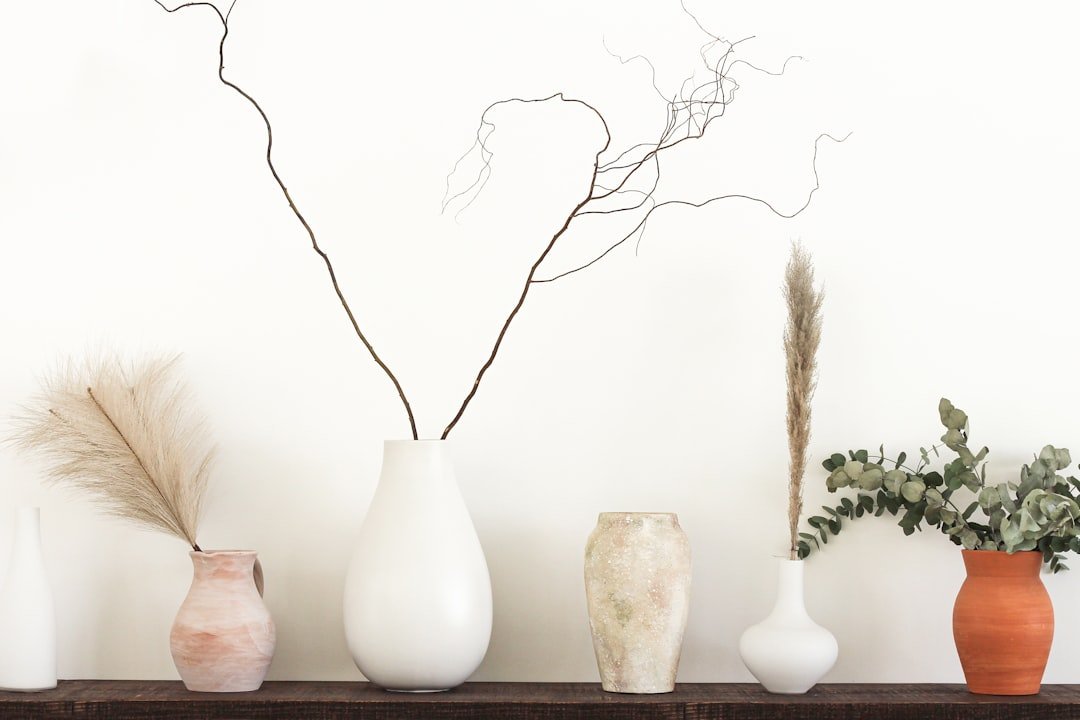 Đồ decor trên kệ được chọn lọc làm điểm nhấn nhẹ nhàng