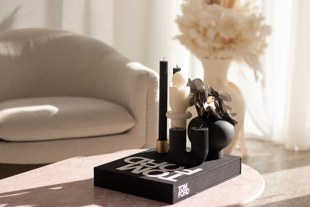 Cụm decor trên bàn trà với khay sách và bình nhỏ có khoảng thở