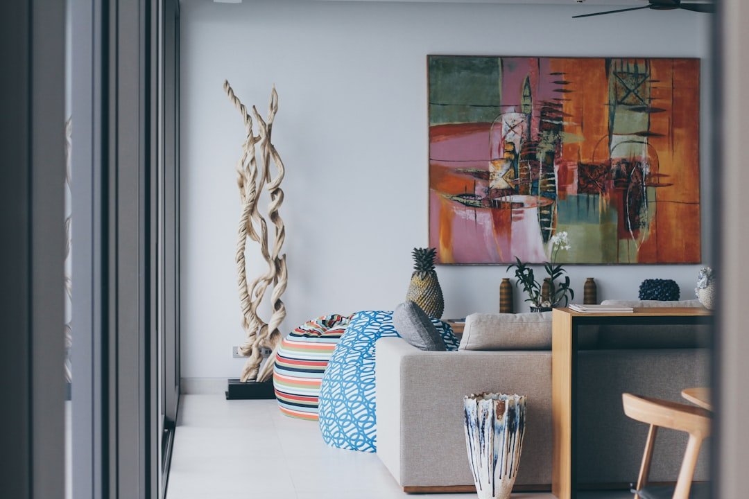 Phòng khách có điểm nhấn nhờ tranh, bình và phụ kiện decor hài hòa