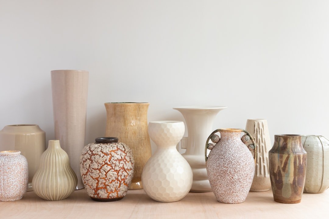 Chất liệu gốm gỗ và kim loại tạo chiều sâu cho đồ decor nhà đẹp