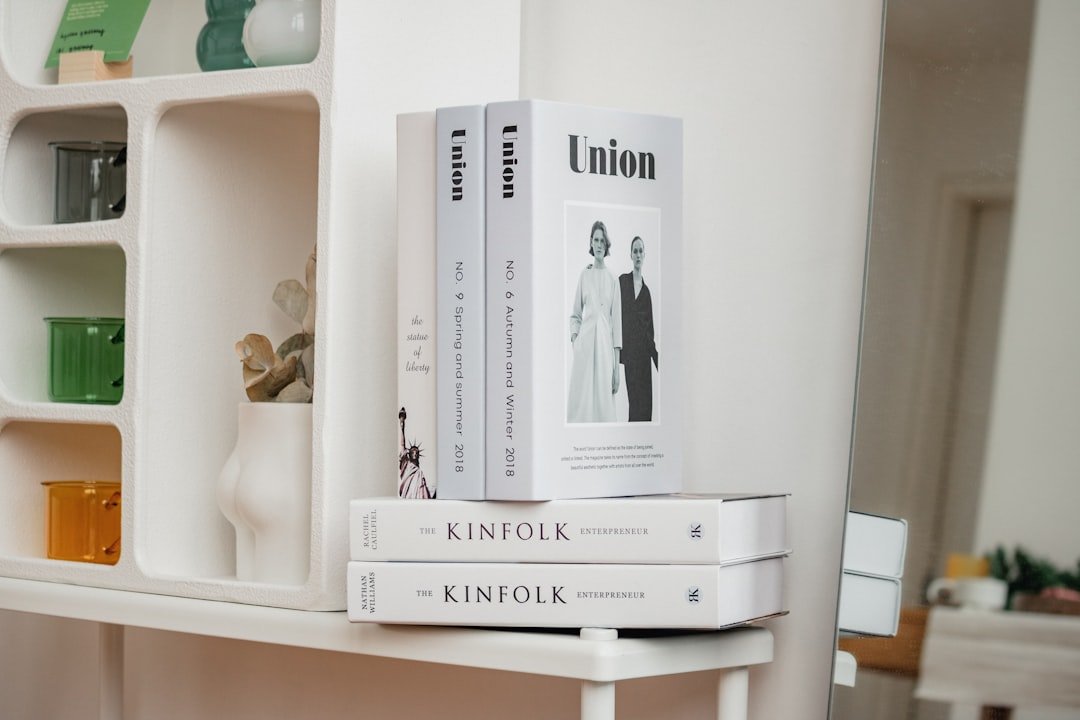 Kệ phòng khách tối giản với khoảng trống hợp lý giúp đồ decor nổi bật hơn