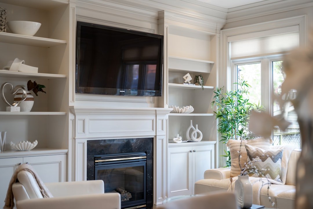 Ánh sáng ấm giúp kệ phòng khách và các món decor nổi bật hơn vào buổi tối