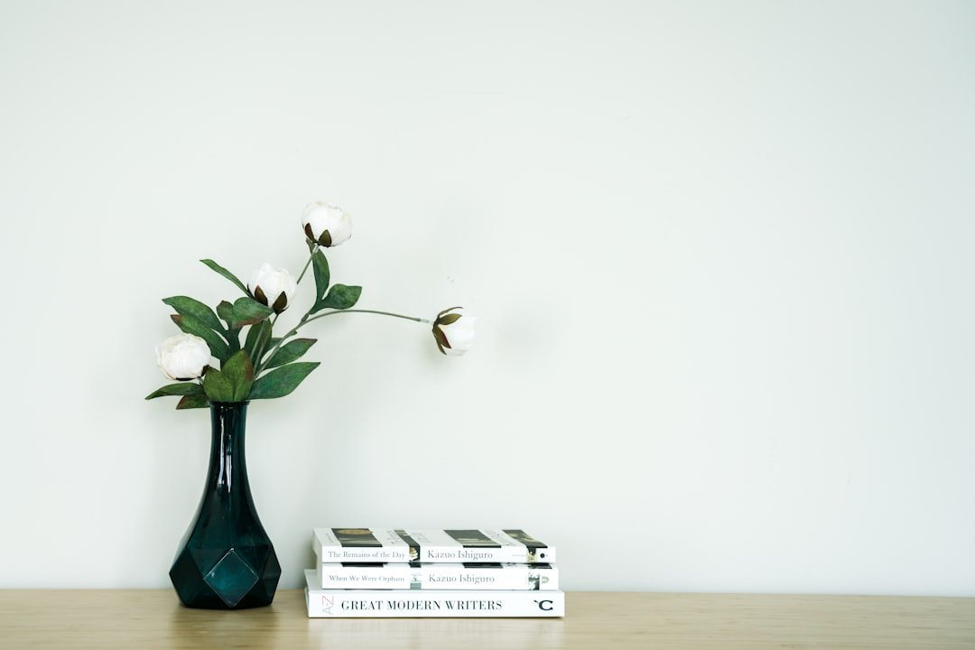 Bày sách bình gốm và decor trên kệ gỗ phòng khách