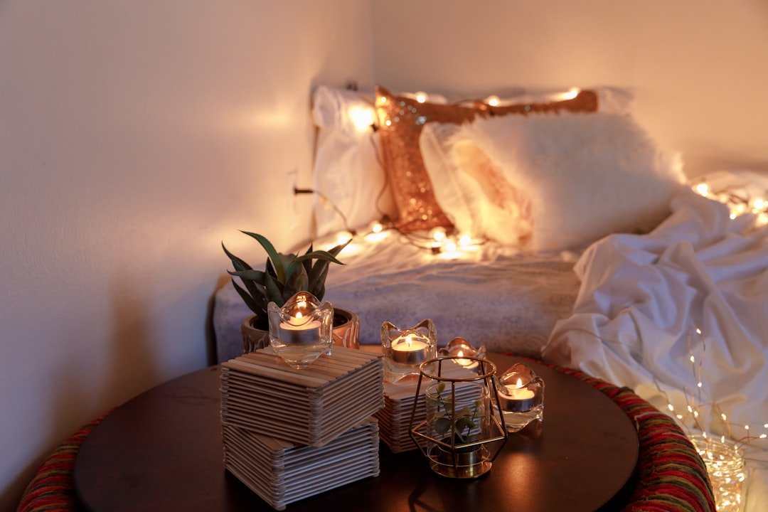 Ánh sáng vàng ấm làm đồ decor trong nhà mềm và có chiều sâu hơn