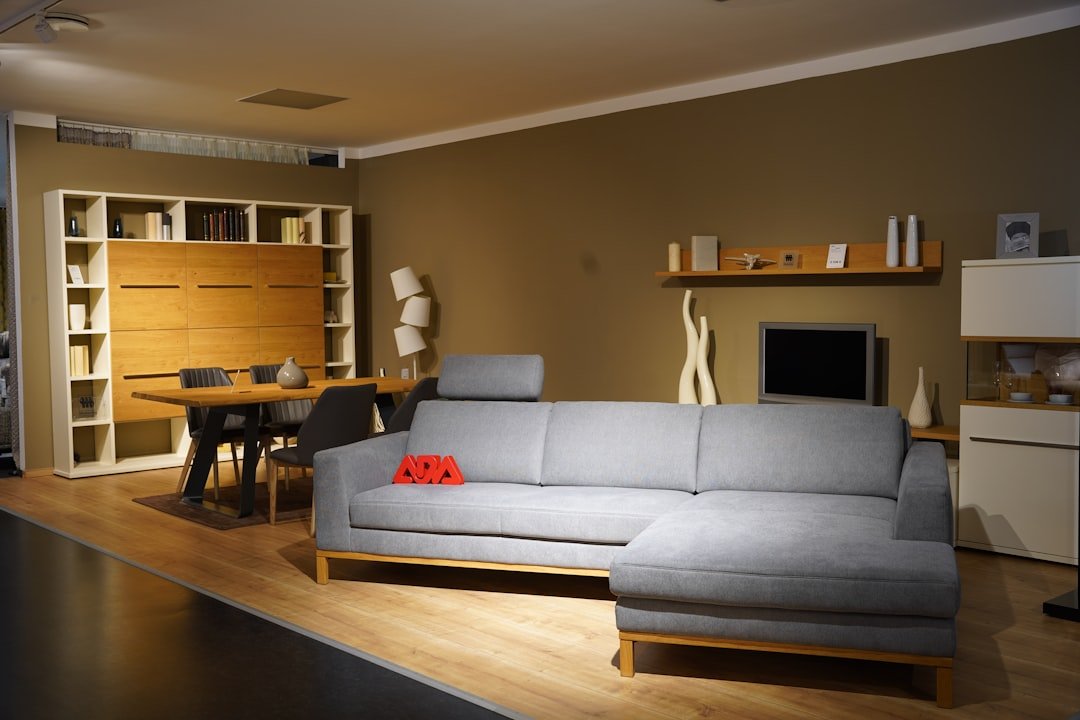 Kệ gỗ trang trí giúp phòng khách ấm và có chiều sâu hơn
