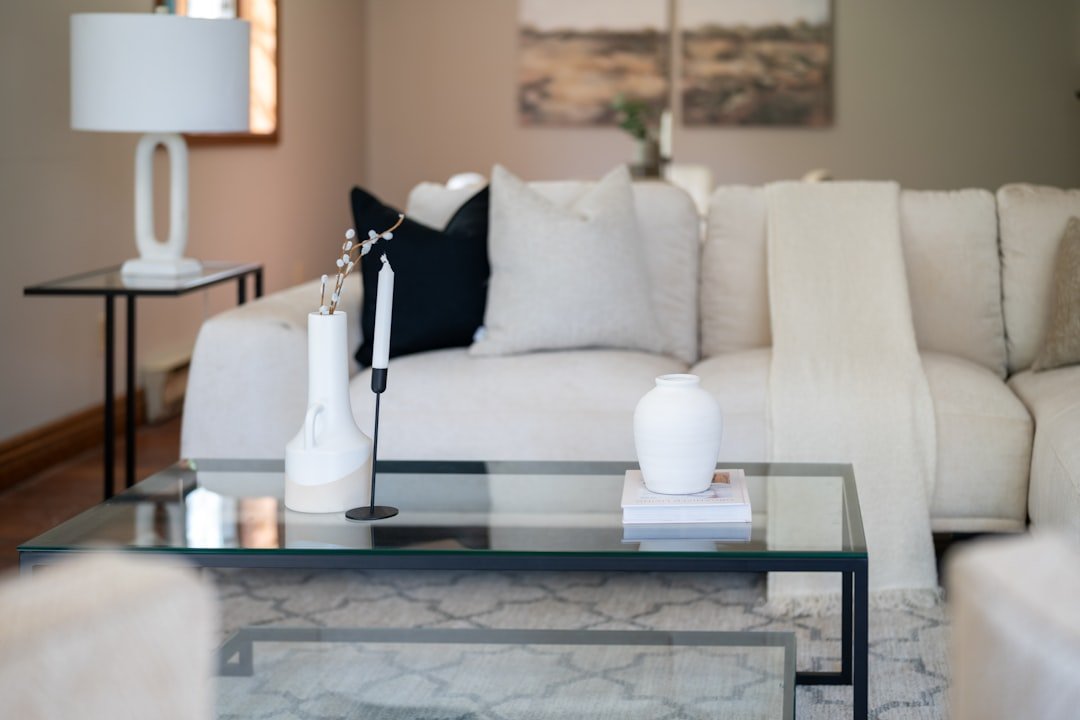 Đồ trang trí kệ tủ phòng khách: 7 món giúp góc nhà có gu hơn 2 Bình gốm và lọ decor tạo chiều cao cho kệ tủ phòng khách