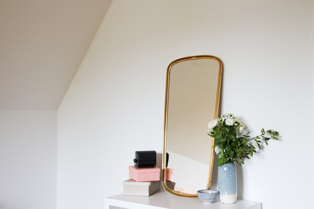 Gương decor giúp phòng ngủ sáng và có chiều sâu