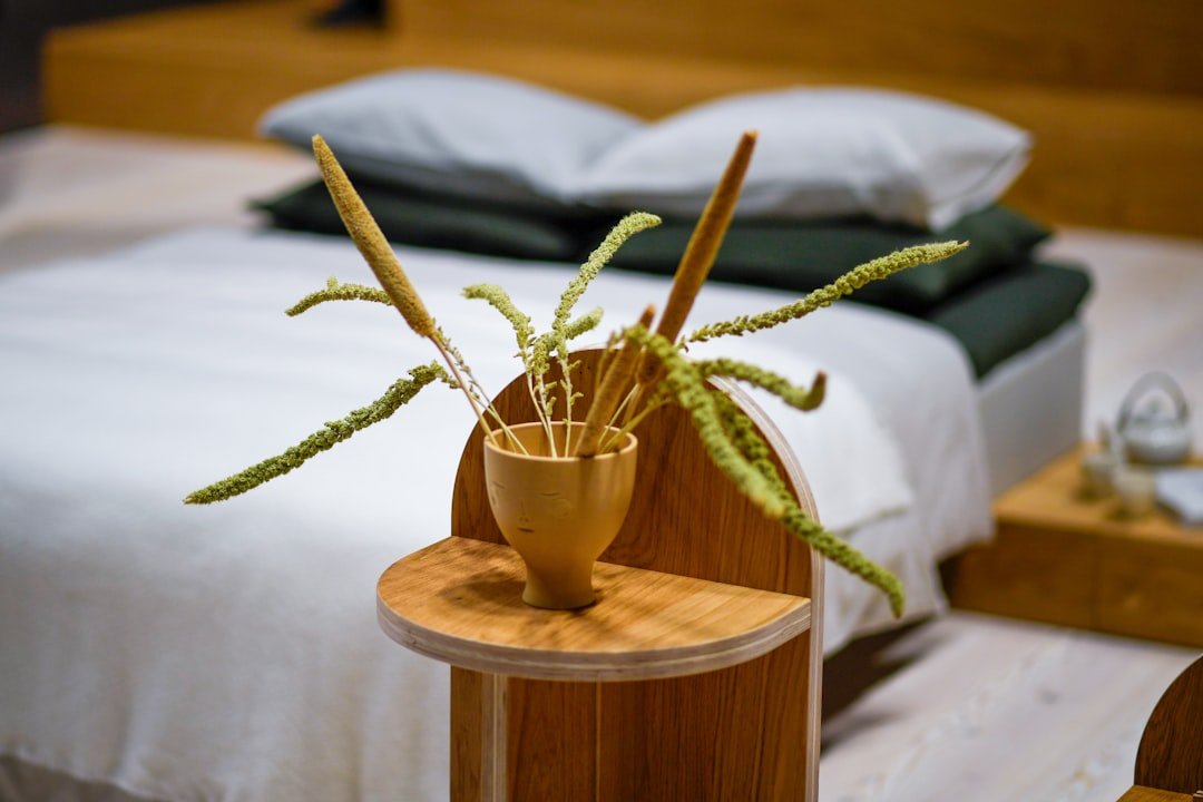 Bình hoa và lọ gốm làm góc phòng ngủ mềm hơn