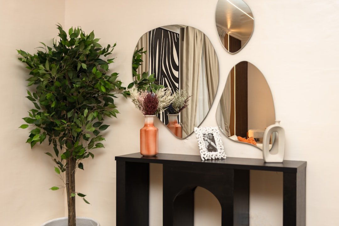 Đồ trang trí kệ tủ phòng khách: 7 món giúp góc nhà có gu hơn 5 Khay decor gom các món nhỏ trên kệ tủ thành cụm gọn mắt