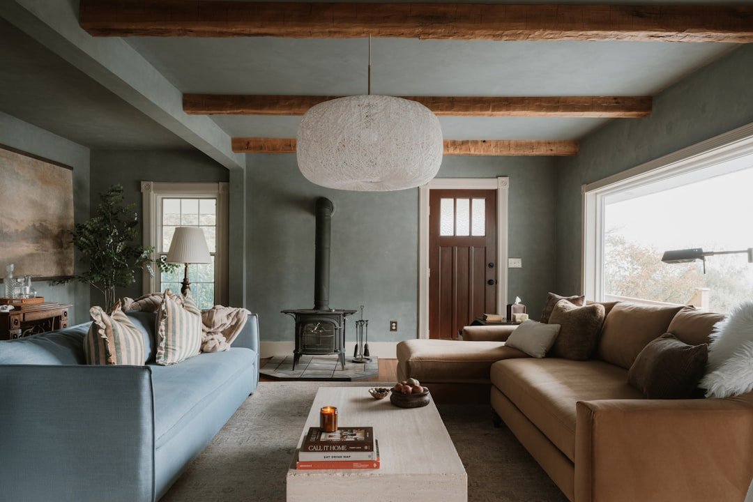 Đồ trang trí đúng tỷ lệ với sofa và mảng tường giúp phòng khách cân đối hơn