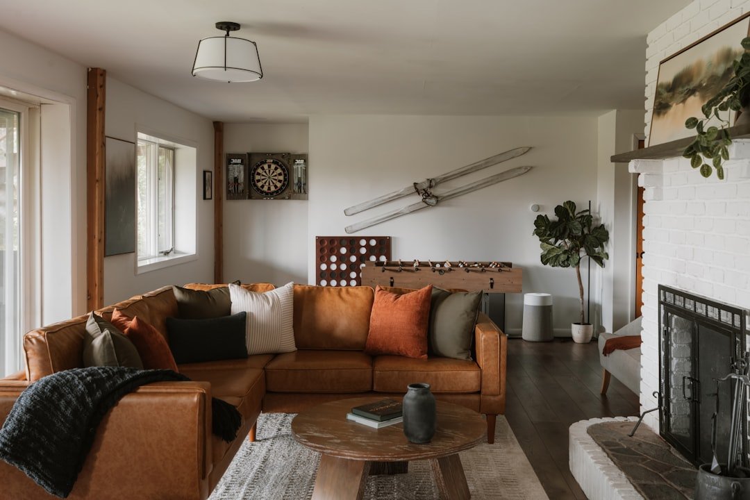 Không gian hiện đại với ít món decor được chọn kỹ tạo cảm giác sang và thoáng hơn